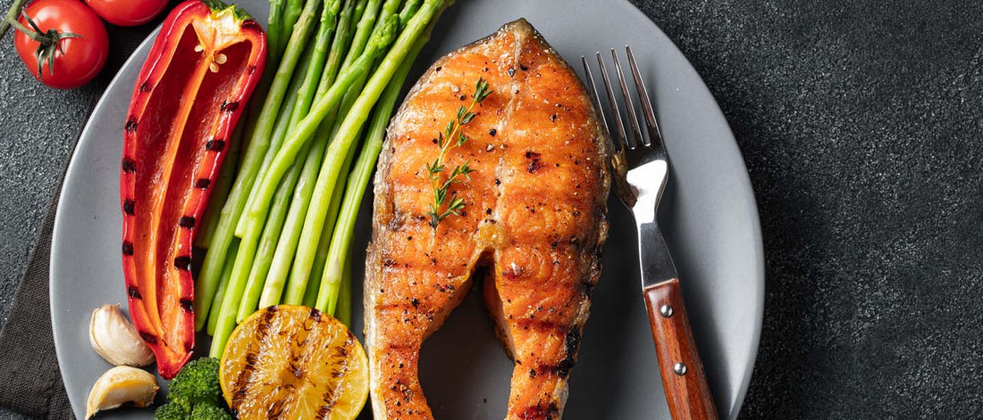 Healthy salmon steak with asparagus and other vegetables